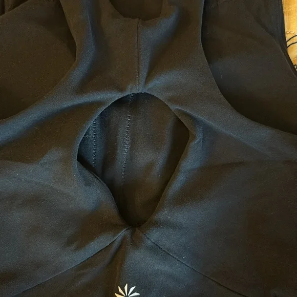 Athleta Conscious Cut Out Crop Sport bra size A-C Small nwt black - Picture 6 of 7